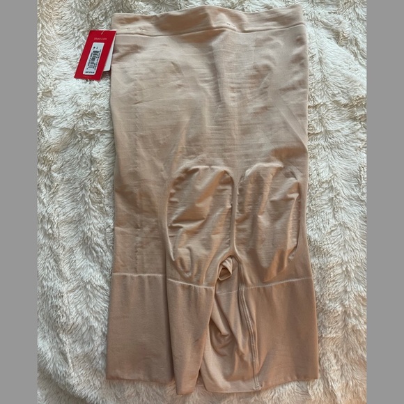 Spanx Oncore High-Waisted Mid-Thigh Short *NWT* - Picture 3 of 8